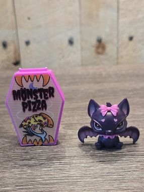 Monster High Doll G3 Clawdeen Wolf Creepover Party Pizza Box & G3 Count Fabolous